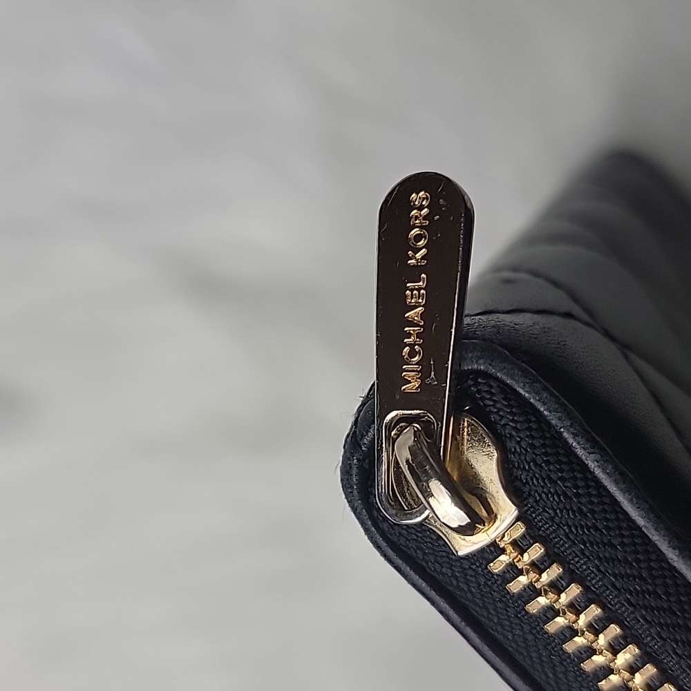 MICHAEL KORS Hamilton Black‎ Quilted Leather Gold Tone Logo Zip Around Wallet - Picture 11 of 14